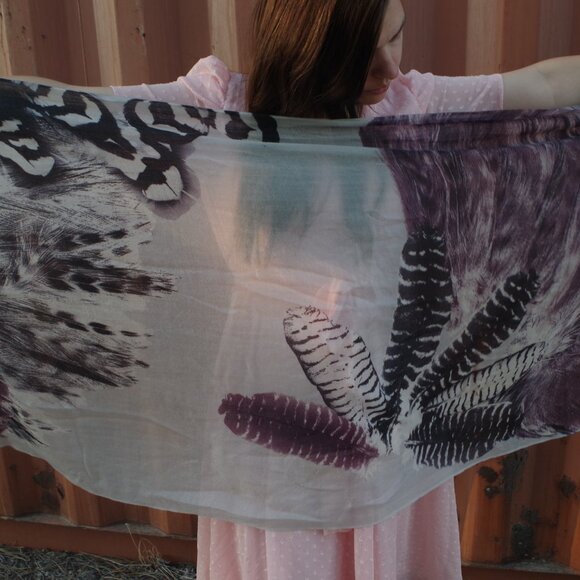 Beautiful Chiffon Feathered 100% Wool - Picture 1 of 7